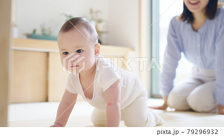 赤ちゃんを見守る女性 赤ちゃんを見守る女性 79296932