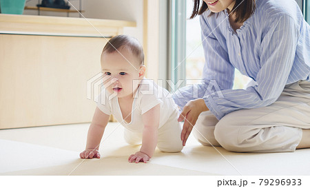 赤ちゃんをあやす母親 赤ちゃんをあやす母親 79296933