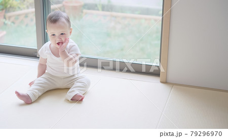 床に座る赤ちゃん 79296970