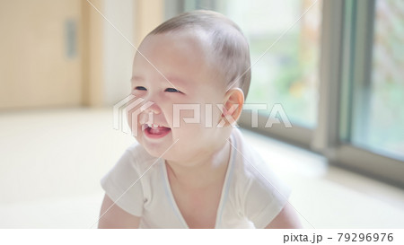 笑顔の赤ちゃん 笑顔の赤ちゃん 79296976
