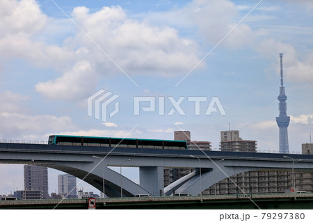 日暮里・舎人ライナーと扇大橋（荒川橋梁） 79297380