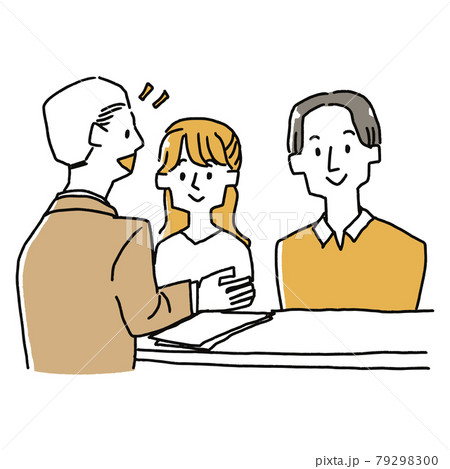 スーツの男性の説明を聞いている若い夫婦 79298300
