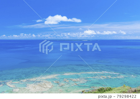 沖縄知念岬公園から望むエメラルドグリーンの海と久高島 79298422