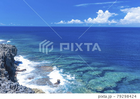 沖縄辺戸岬から眺めるコバルトブルーの海 79298424