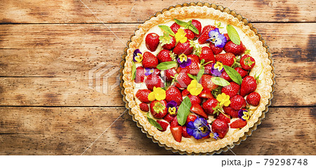 Traditional strawberry pie or tart 79298748