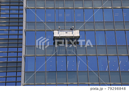 高層ビルの窓ガラス清掃 79298848