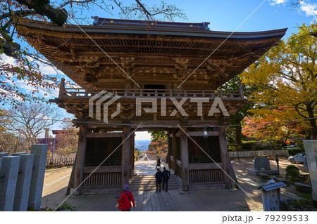 茨城の秋の筑波山神社 随神門を拝殿側から見る 茨城の秋の筑波山神社 随神門を拝殿側から見る 79299533