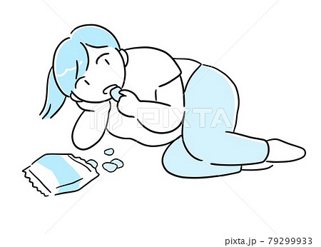 寝転びながらお菓子を食べる女性 79299933