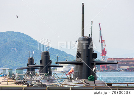 停泊中の海上自衛隊の護衛艦と潜水艦(呉・広島)	 79300588