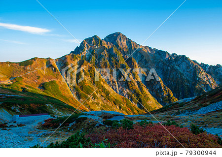 北アルプス　剱沢キャンプ場から望む早朝の剣岳　　 79300944