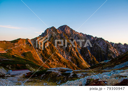 北アルプス　剱沢キャンプ場から望む朝焼け剣岳　　 79300947