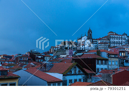 ポルトガル ポルトの丘に広がる旧市街の街並みの写真素材