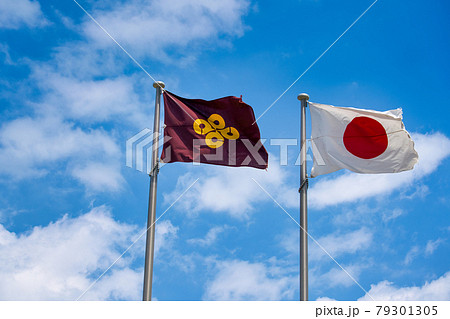 風になびく旗 国旗と島根県旗の写真素材