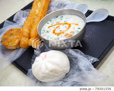 台湾の定番朝ごはん鹹豆漿(シェントウジャン) 台湾の定番朝ごはん鹹豆漿(シェントウジャン) 79301356