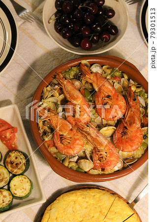 スペイン料理が並んだ食卓 79301513