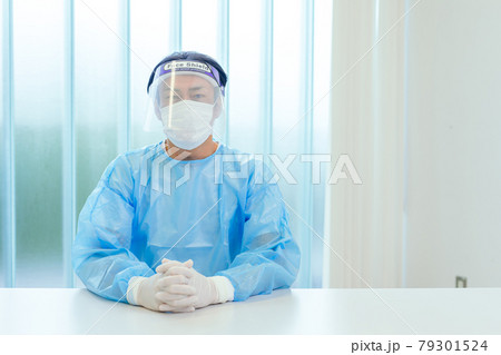 コロナ禍で働く医療従事者 79301524