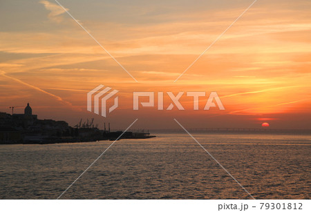 朝焼けのリスボンの港湾風景 朝焼けのリスボンの港湾風景 79301812