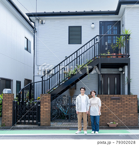 新居の前に立つ新婚カップル 正方形 新居の前に立つ新婚カップル 正方形 79302028