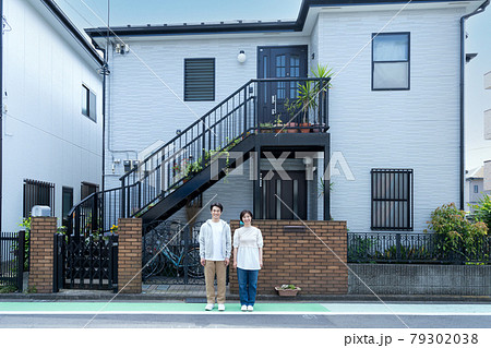 新居の前に立つ新婚カップル 新居の前に立つ新婚カップル 79302038