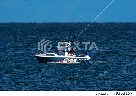 マリーナ河芸から伊勢湾に浮かぶ釣り船 マリーナ河芸から伊勢湾に浮かぶ釣り船 79302157