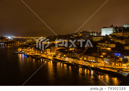ポルトガル　ポルトのドン・ルイス1世橋から見える旧市街の夜景 79302188