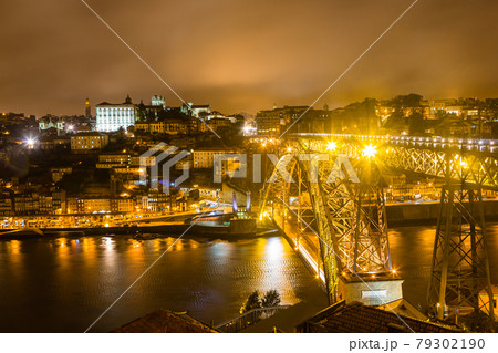 ポルトガル ポルトのドン・ルイス1世橋とカイス・ダ・リベイラの夜景 ポルトガル ポルトのドン・ルイス1世橋とカイス・ダ・リベイラの夜景 79302190