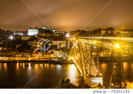 ポルトガル　ポルトのドン・ルイス1世橋と旧市街の夜景 79302193