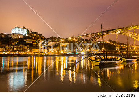 ポルトガル　ポルトのドン・ルイス1世橋と旧市街の夜景 79302198