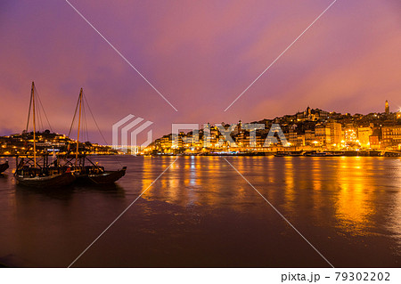 ポルトガル　夜のポルトのカイス・ダ・リベイラとドゥエロ川 79302202