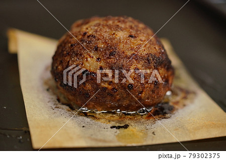 ハンバーグを焼く 79302375