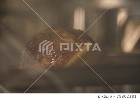 ハンバーグをオーブンで焼く 79302381