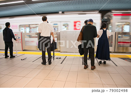 【大阪府】7月・電車待ちをするサラリーマン｟通勤風景｠ 79302498