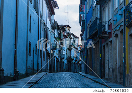 ポルトガル ブラガの旧市街の石畳の路地の写真素材