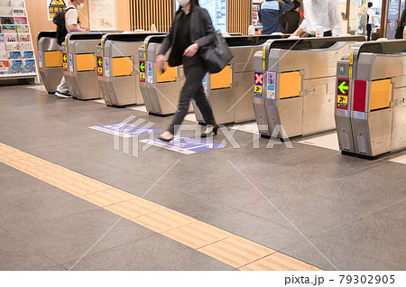 【大阪府】7月・自動改札機を通るサラリーマン｟通勤風景｠ 79302905