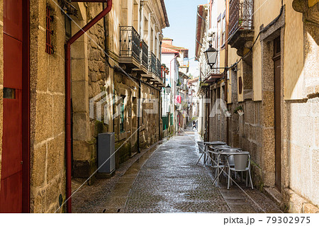 ポルトガル ギマランイスの旧市街の街並みの写真素材