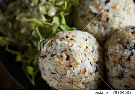 韓国のとびっこおにぎり　韓国の丸いおにぎりチュモッパプ 79304088