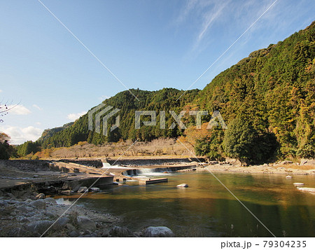秋の三重県白山町リバーパーク真見の堰 79304235