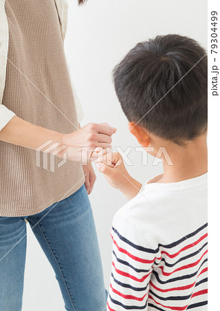 指切りする親子 指切りする親子 79304499