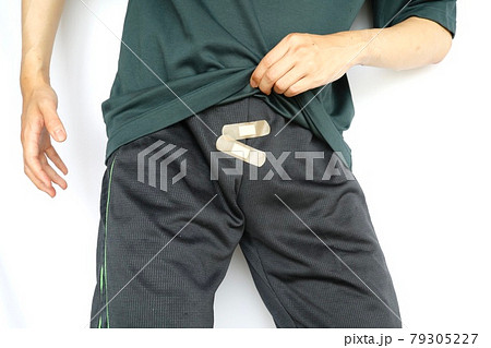 股間に絆創膏を貼っている 股間に絆創膏を貼っている 79305227