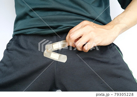 股間に絆創膏を貼っている 79305228