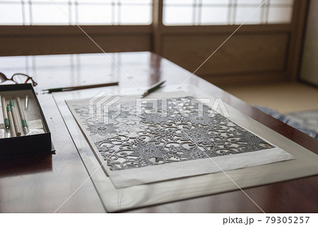 伊勢型紙を彫る 79305257