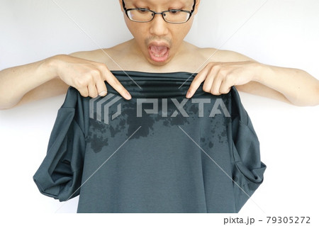 男性のシャツの汗染み 男性のシャツの汗染み 79305272