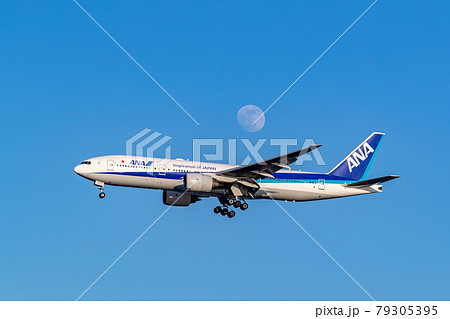 満月と旅客機・羽田空港にまもなく着陸 満月と旅客機・羽田空港にまもなく着陸 79305395
