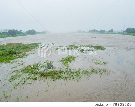 豪雨災害・河川水位上昇イメージ 79305539