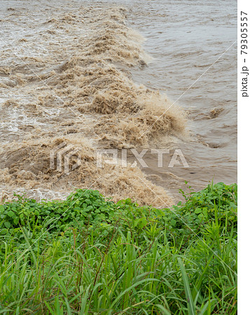 豪雨災害・河川水位上昇イメージ 豪雨災害・河川水位上昇イメージ 79305557