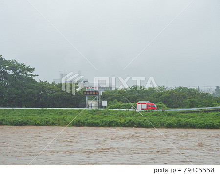 豪雨災害・河川水位上昇イメージ 豪雨災害・河川水位上昇イメージ 79305558