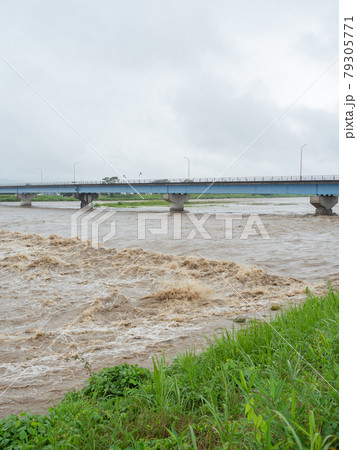 豪雨災害・河川水位上昇イメージ 79305771