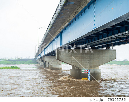 豪雨災害・河川水位上昇イメージ 豪雨災害・河川水位上昇イメージ 79305786
