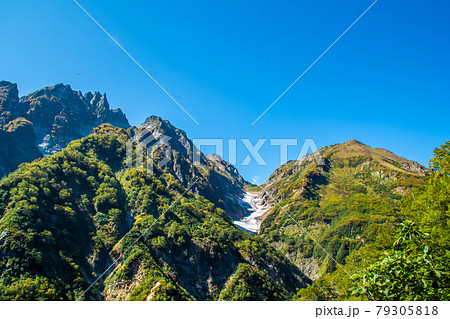 北アルプス 仙人新道から望む小窓雪渓 79305818