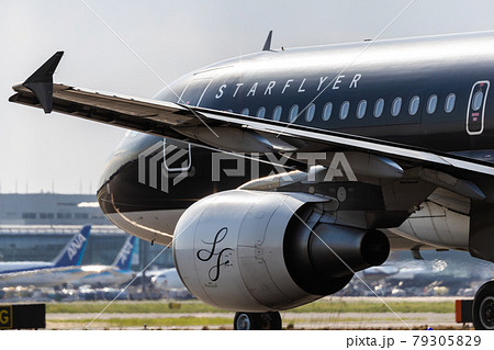 羽田空港・タキシングする旅客機 羽田空港・タキシングする旅客機 79305829